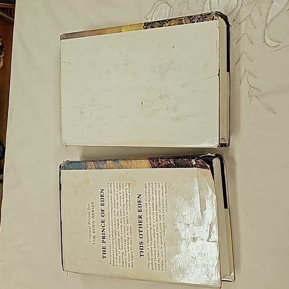 2 Vintage books Marilyn Harris Old Books Country style Decorating Books - Picture 2 of 3